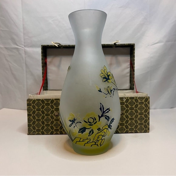 VINTAGE CUNJING Chinese Art Glass, Yellow Vase with Certificate, approx 9 1/2” - Picture 5 of 16